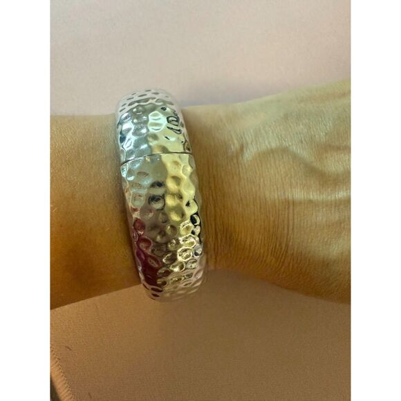 Hammered silver-tone Stretchy bangle bracelet - Picture 1 of 4